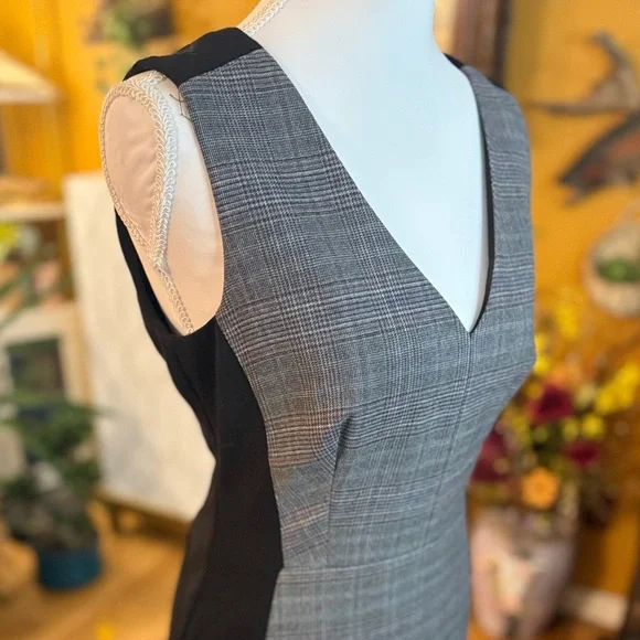 WHBM V neck dress - Picture 2 of 5